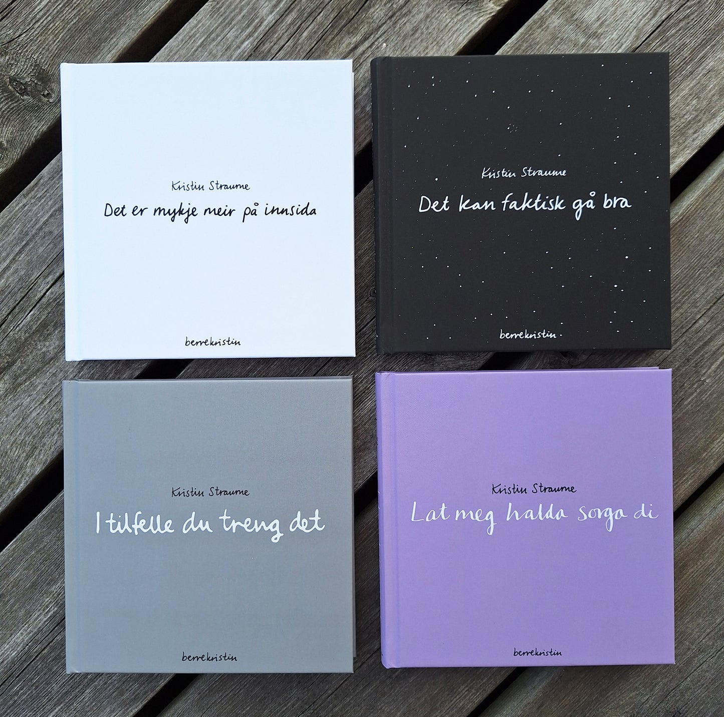 Dei fire fyrste diktbøkene til Kristin Straume, berrekristin, ligg ved sida av kvarandre, og dannar saman eit kvadrat, oppå nokre verslitne plankar.